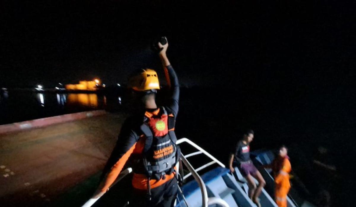 Tim SAR Berhasil Evakuasi ABK dan Nakhoda KM Lintas Armada Nusantara di Perairan Pelabuhan Pangkalbalam
