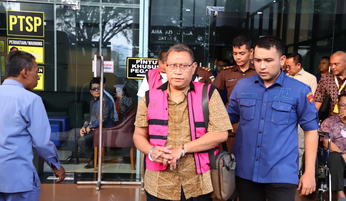 Kejagung Serahkan 3 Tersangka Kasus Korupsi Komoditas Timah ke Kejari Jakarta Selatan