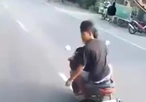 Viral 2 Pemuda Mabuk Sok-Sokan Hadang Bus, Berakhir Dikeroyok Penumpang Hingga Tak Sadar Diri