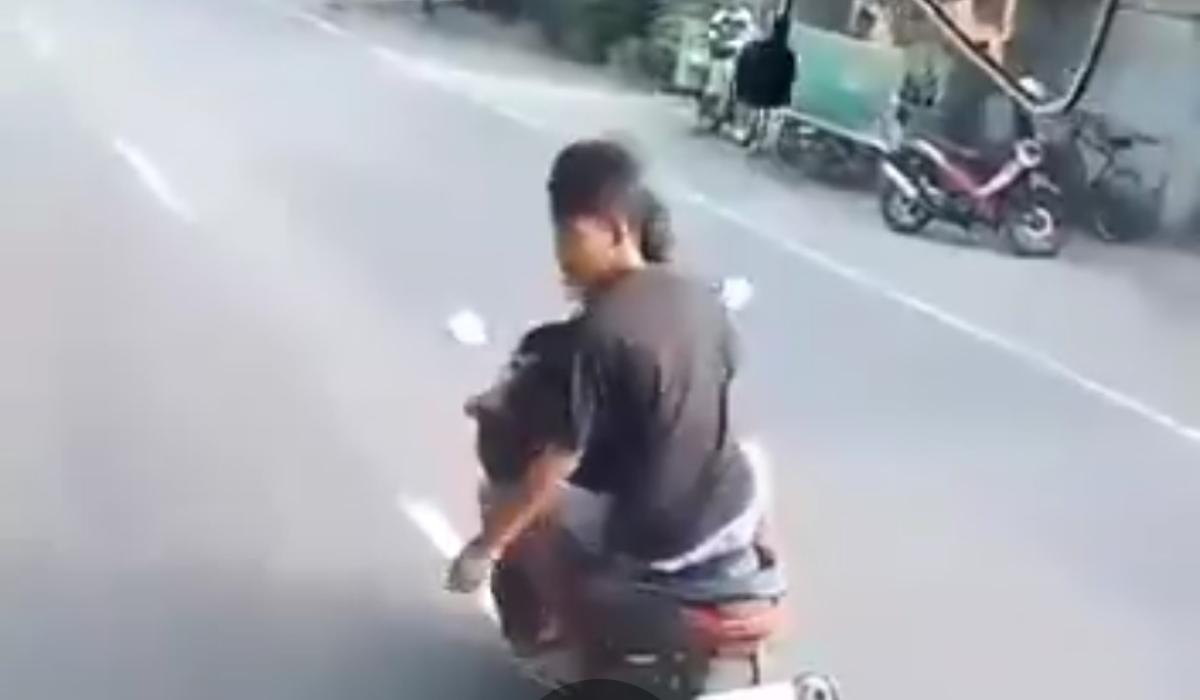 Viral 2 Pemuda Mabuk Sok-Sokan Hadang Bus, Berakhir Dikeroyok Penumpang Hingga Tak Sadar Diri