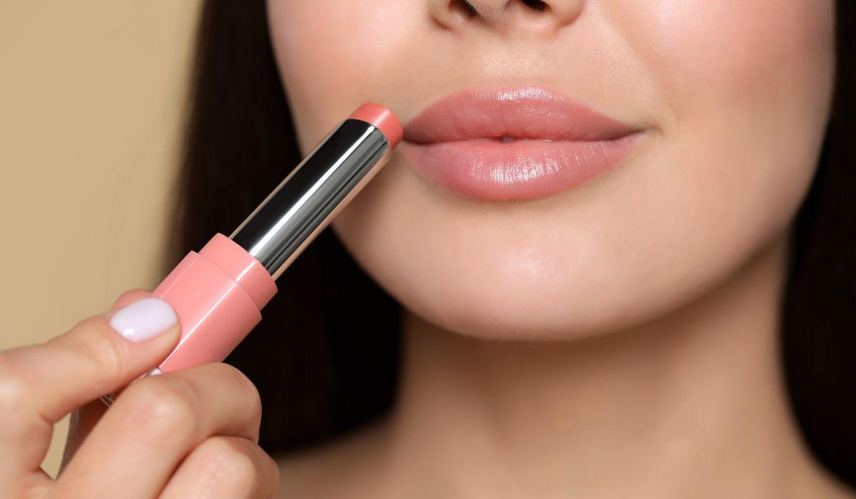 Rahasia Bibir Cantik Seharian: Tips Agar Lipstik Awet dan Tahan Lama