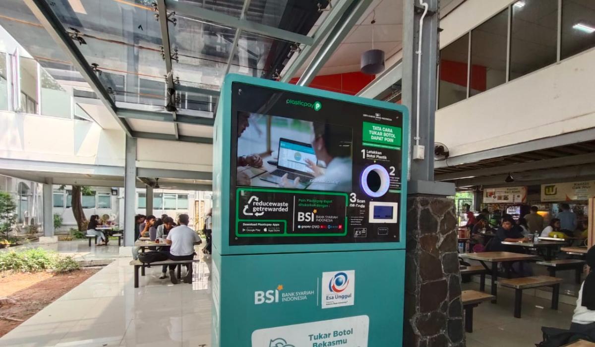 Esa Unggul dan BSI Ajak Civitas Akademika Ubah Botol Bekas Menjadi Tabungan