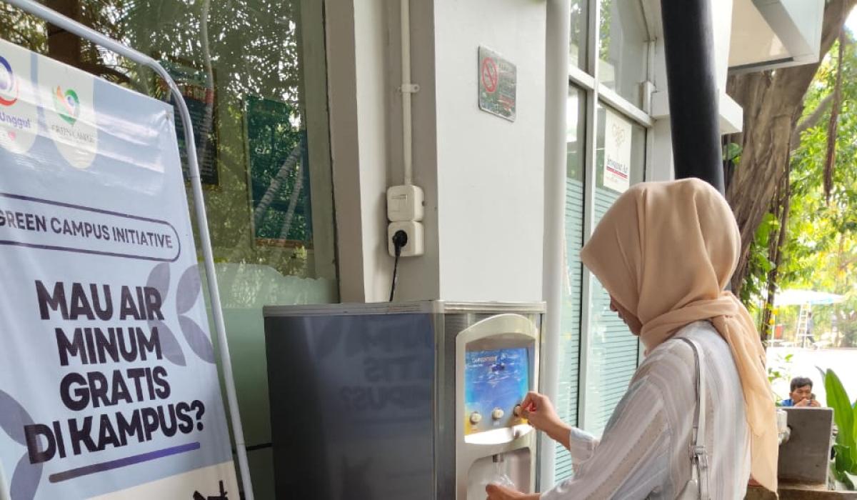 Universitas Esa Unggul Memberikan Air Minum Gratis Di Kampus Demi Berkontribusi Dalam Penyelamatan Lingkungan
