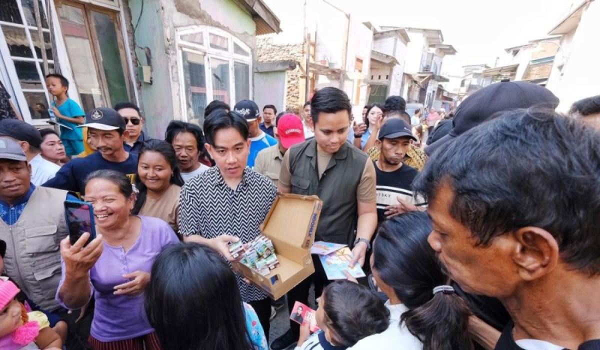 Gibran Ajak Dico Ganinduto Blusukan di Kota Sematang Sambill Bagikan Susu