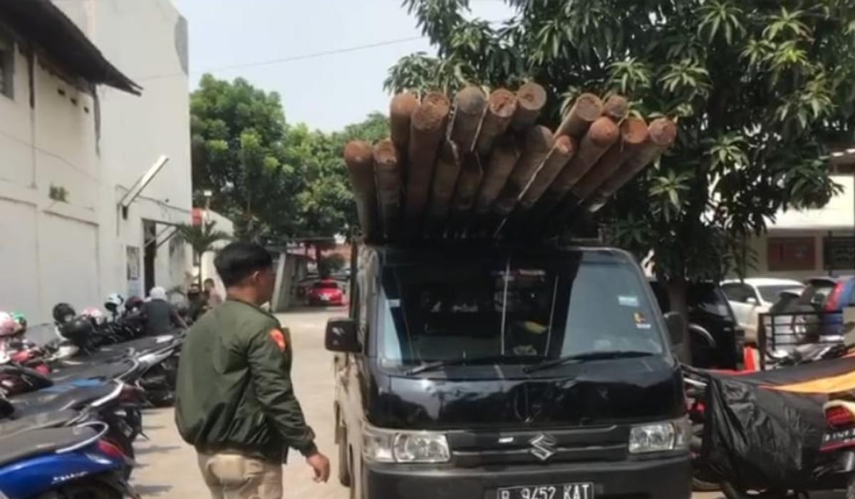 Kelompok Pencuri Tiang Kabel Fiber Optik Ditangkap Warga, Salah Satu Pelaku Oknum Polisi