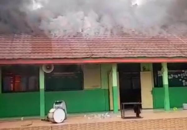 SDN Pondok Bambu 01 Jakarta Timur Terbakar, 18 Kelas Rusak Dilalap Si Jago Merah