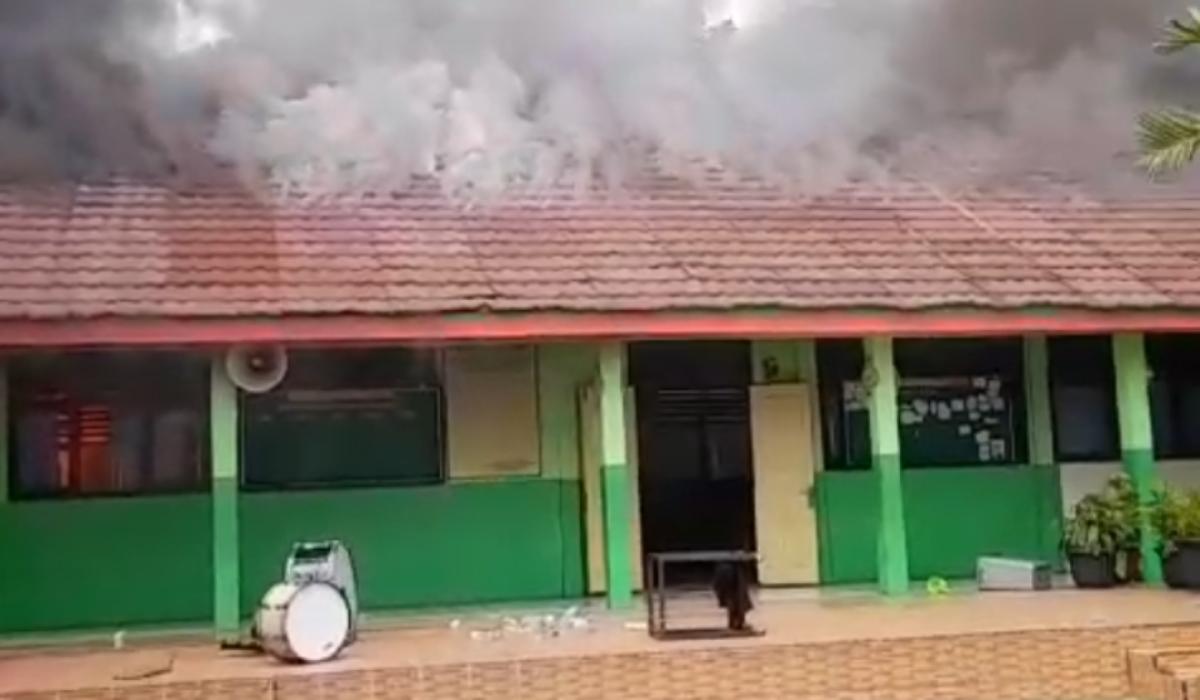 SDN Pondok Bambu 01 Jakarta Timur Terbakar, 18 Kelas Rusak Dilalap Si Jago Merah