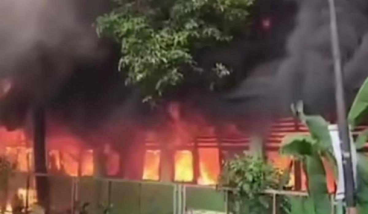 SDN Pondok Bambu 01 Terbakar, 18 Ruangan Ludes Dilalap si Jago Merah