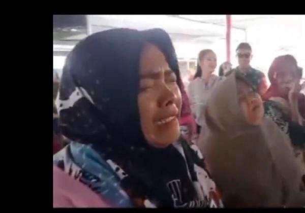 Viral! Ibu-ibu Tegal Adu Tangis Demi Uang Tunai