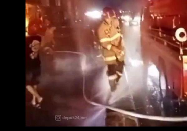  Viral! Selang Mobil Damkar Depok Bocor saat Terjadi Kebakaran, Langsung Dicemooh Warga