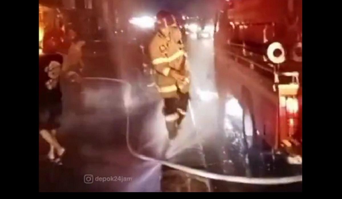  Viral! Selang Mobil Damkar Depok Bocor saat Terjadi Kebakaran, Langsung Dicemooh Warga