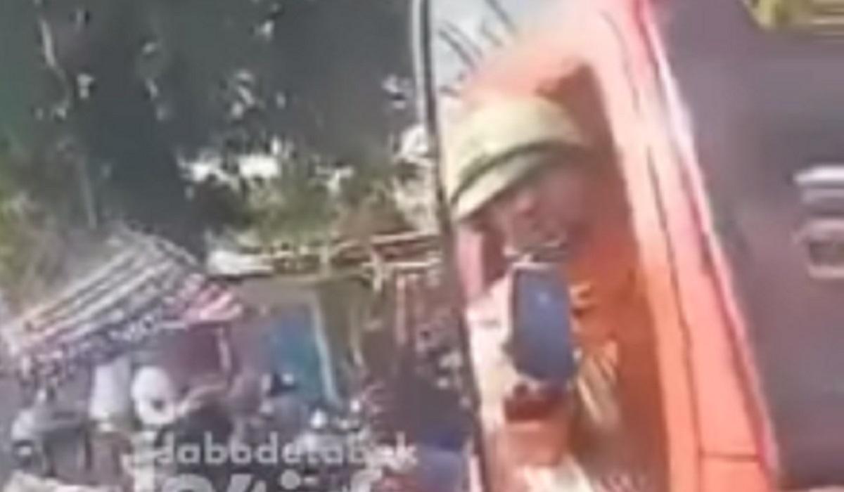 Heboh! Momen Mobil Damkar di Sragen Terjebak oleh Konvoi Pendekar, Bikin Geger Jagat Maya