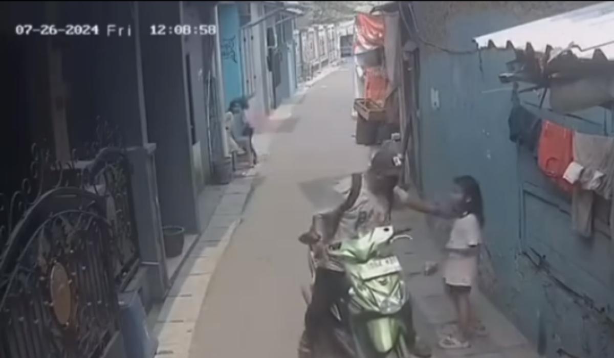Viral Pengendara Motor di Bekasi Nekat Jambret Kalung Emas Milik Anak Kecil