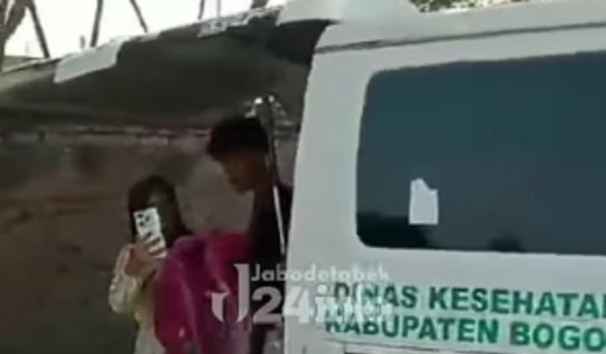  Pilu! Seorang Ibu Terpaksa Melahirkan di Dalam Mobil Ambulans, Akses Jalan Rusak di Bogor Jadi Biang Kerok 