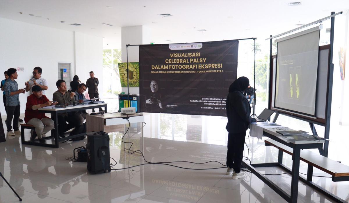  Mahasiswa Disabilitas DKV Esa Unggul Gelar Sidang Terbuka dan Pameran Fotografi yang Unik