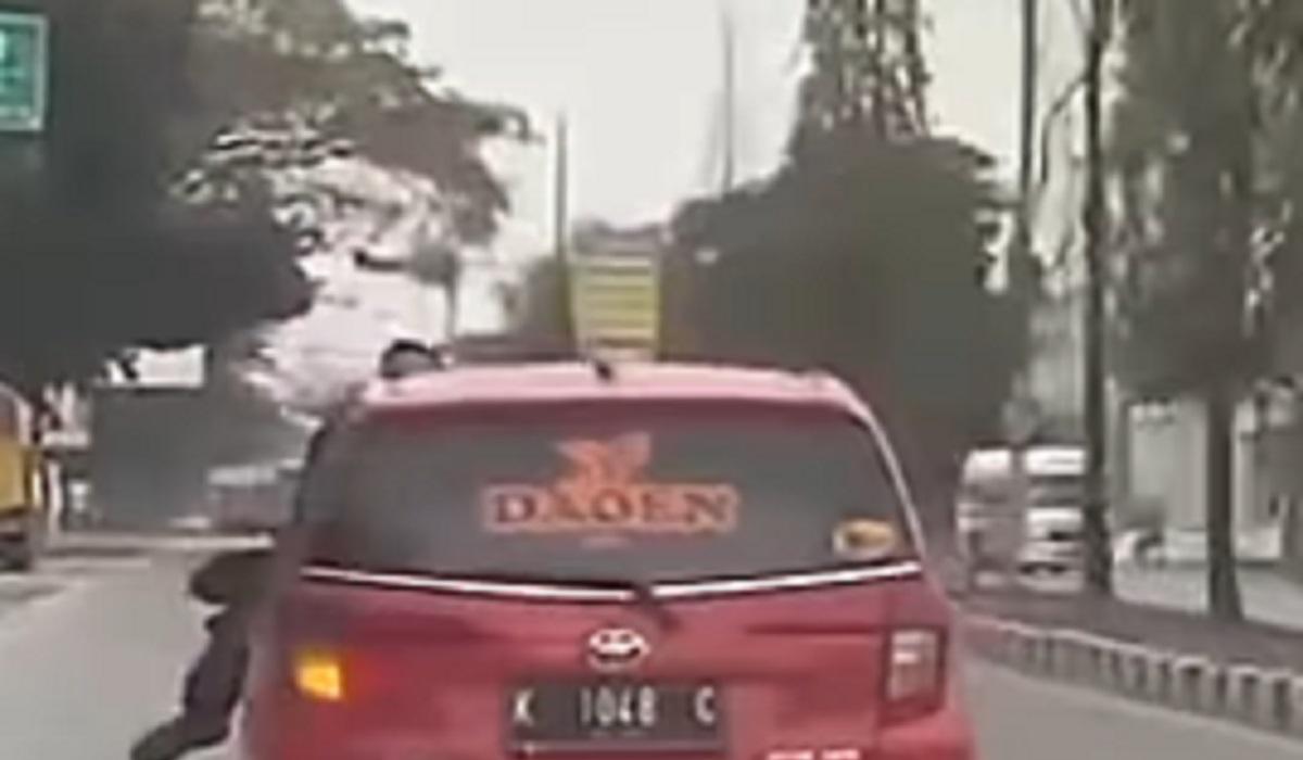 Tegang! Pengendara Tabrak Polisi Hingga Tersangkut di Kap Mobil