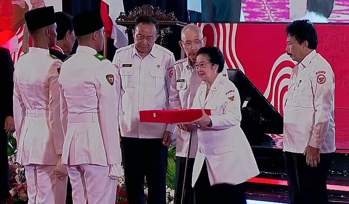 Megawati Soekarnoputri Serahkan Bendera Merah Putih ke 7 Gubernur dan 14 Pj Gubernur