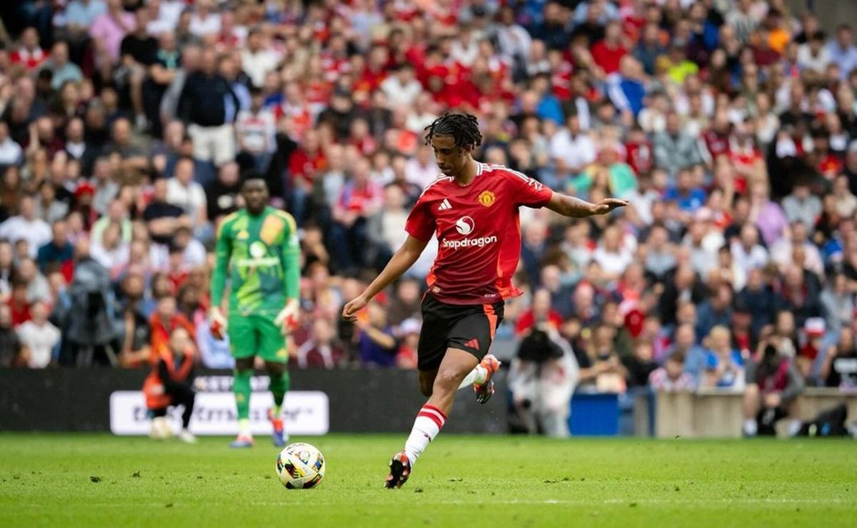 Manchester United Bawa Kabar Baik, Leny Yoro Sukses Jalani Operasi Cedera Kaki
