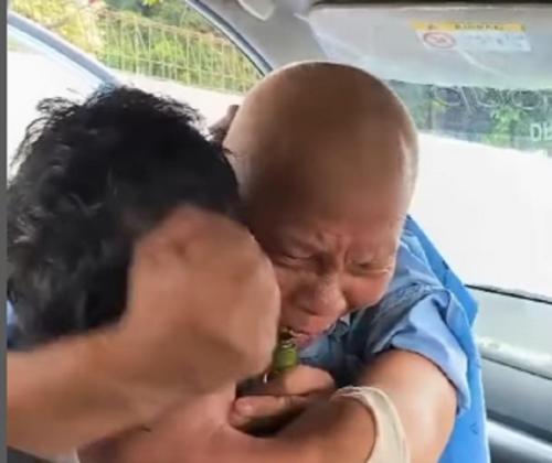 Viral Aksi Sopir Taksi Bluebird Tolong Rekannya yang Terkena Angin Duduk di Tengah Jalan