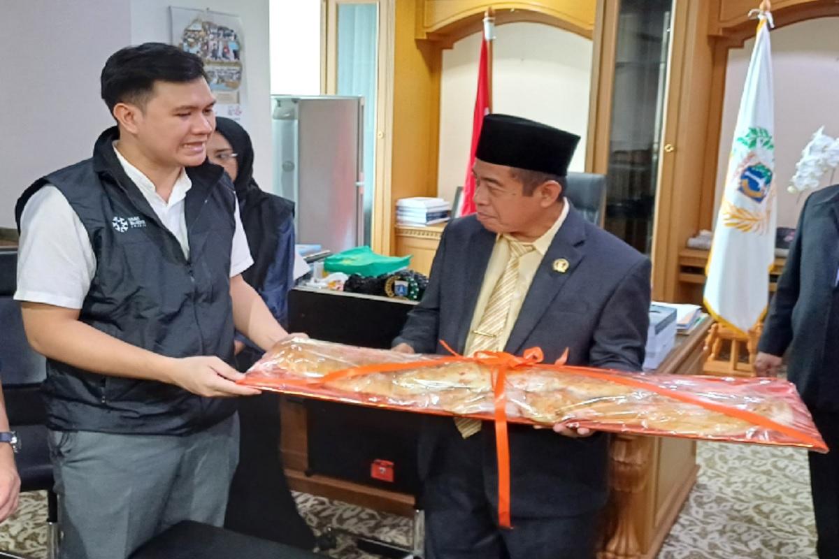 Sambangi Ketua DPW PKS di Gedung DPRD, Gerakan Ubah Bareng Serahkan Bir Pletok dan Roti Buaya