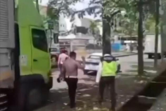 Viral Polisi Razia Truk yang Parkir Bongkar Muatan di Kawasan Industri Cikarang Bekasi 