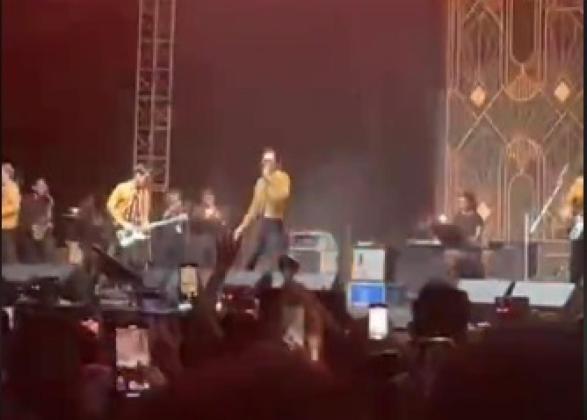 Panggung The Sounds Project Berguncang! Tria The Changcuters Pingsan di Tengah Konser, Kondisi Masih Misterius