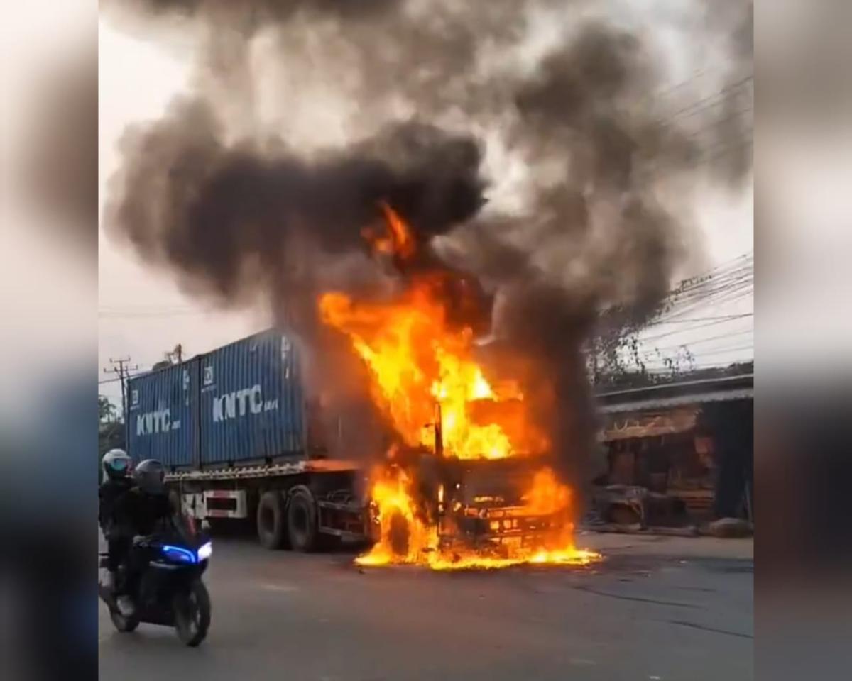 Viral! Truk Kontainer Terbakar Usai Seret Korban dan Sepeda Motornya di Cikande Serang