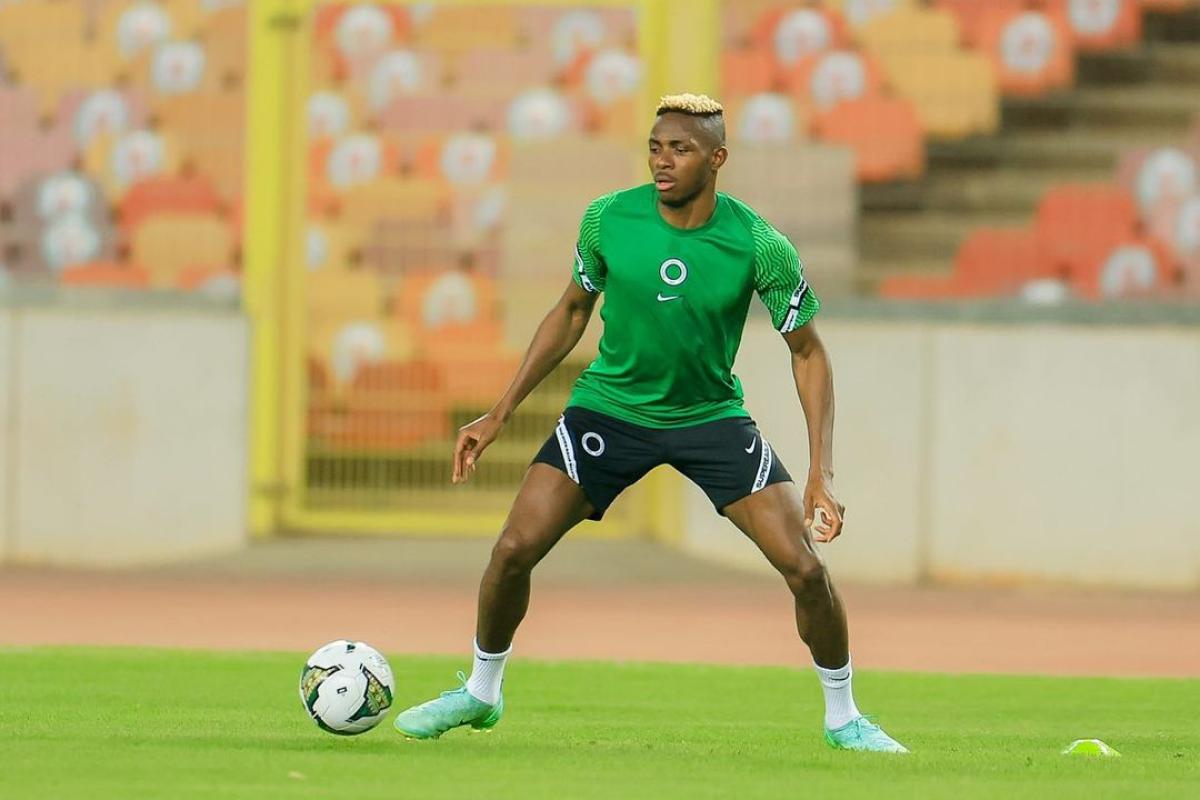 Victor Osimhen Kabarnya Akan Menolak Tawaran Chelsea Demi PSG