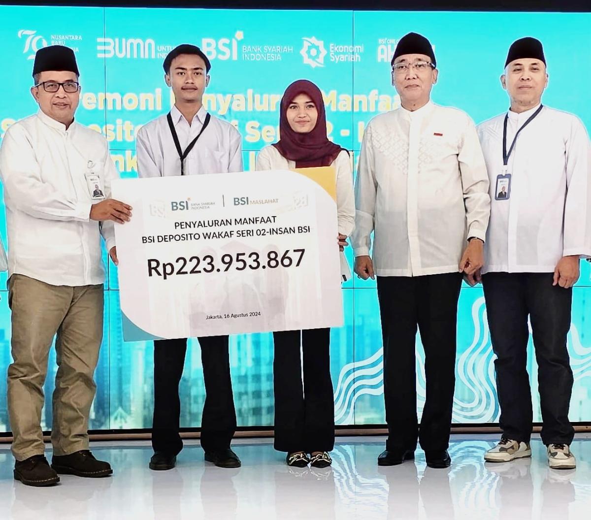 BSI Serahkan Beasiswa Deposito Wakaf