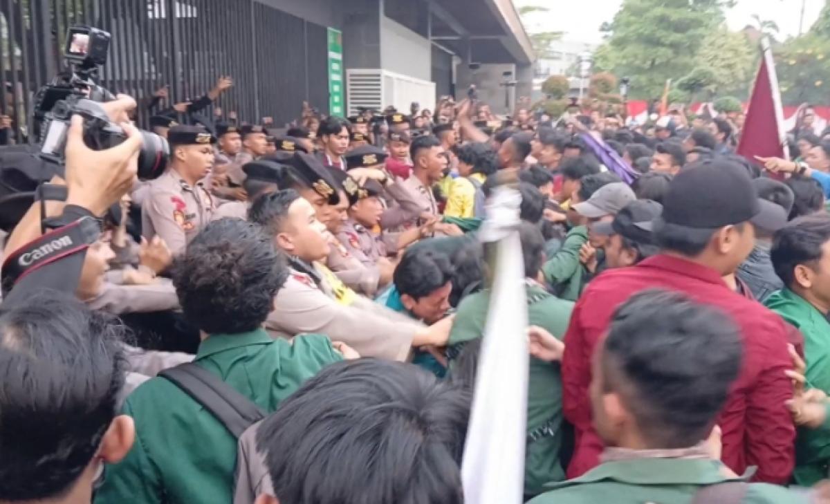 Geruduk Gedung Parlemen, Mahasiswa Minta DPR Tolak LPJ Jokowi