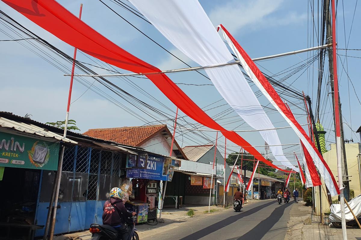 Spesial HUT RI ke 79, Warga Kota Bekasi Bentangkan Bendera Merah Putih Sepanjang 750 Meter