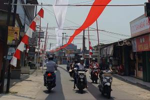 Spesial HUT RI ke 79, Warga Kota Bekasi Bentangkan Bendera Merah Putih Sepanjang 750 Meter 114840