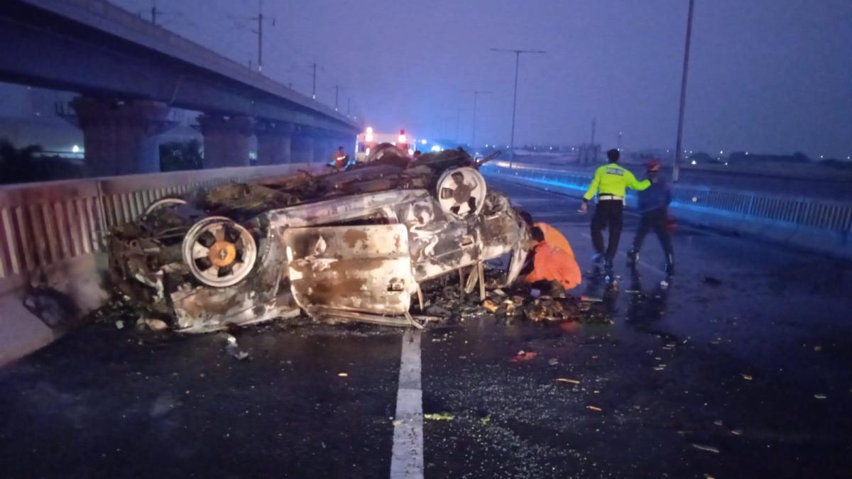 Kecelakaan 2 Mobil di Tol MBZ, 4 Orang Terluka Dibawa ke Rumah Sakit