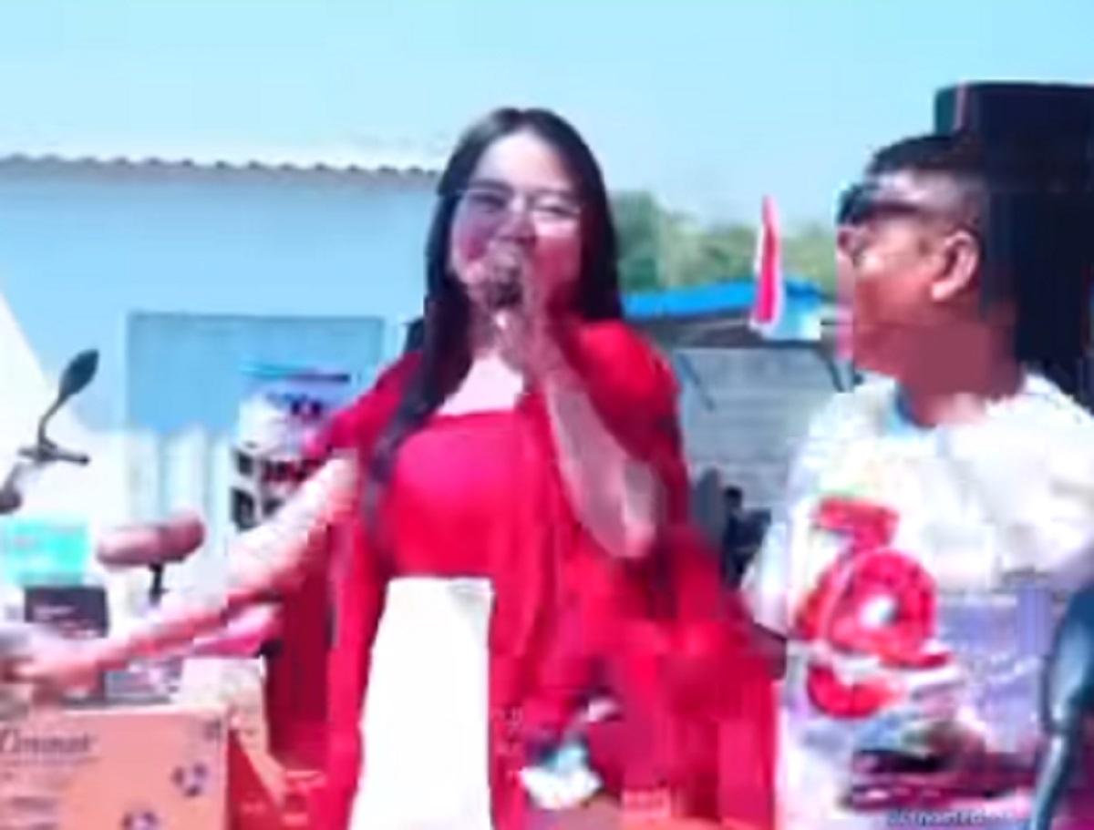 Detik-detik Biduan Ngamuk Hingga Lempar Mikrofon Gegara Disawer Bagian Intim