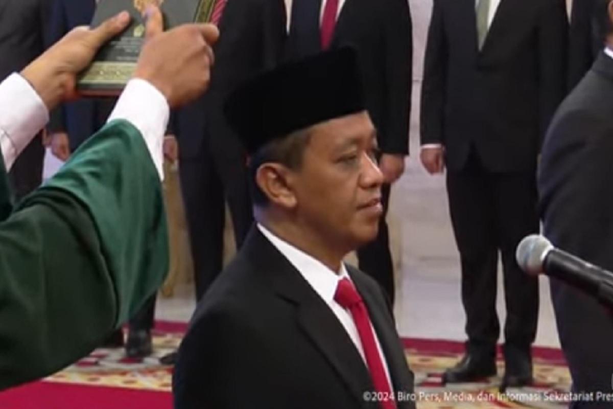 Jokowi Lantik Bahlil Jadi Menteri ESDM dan Roslan Menteri Investasi