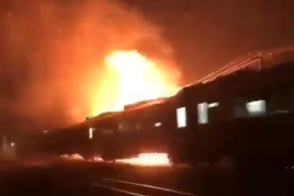 Viral Layaknya Film Aksi, Rangkaian Kereta Terobos Kobaran Api di Karawang