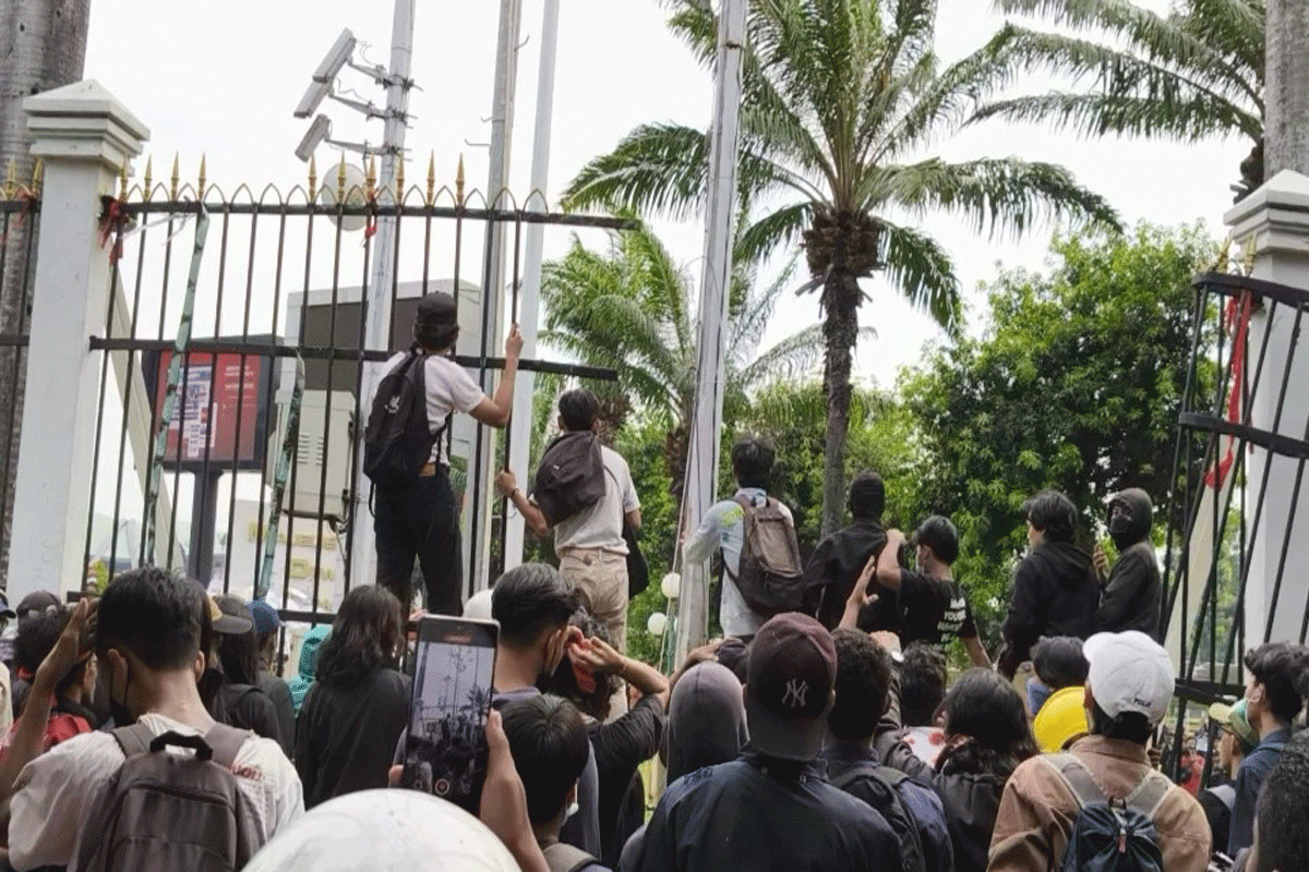 Demo Tolak RUU Pilkada, Massa Jebol Pagar Gedung DPR RI