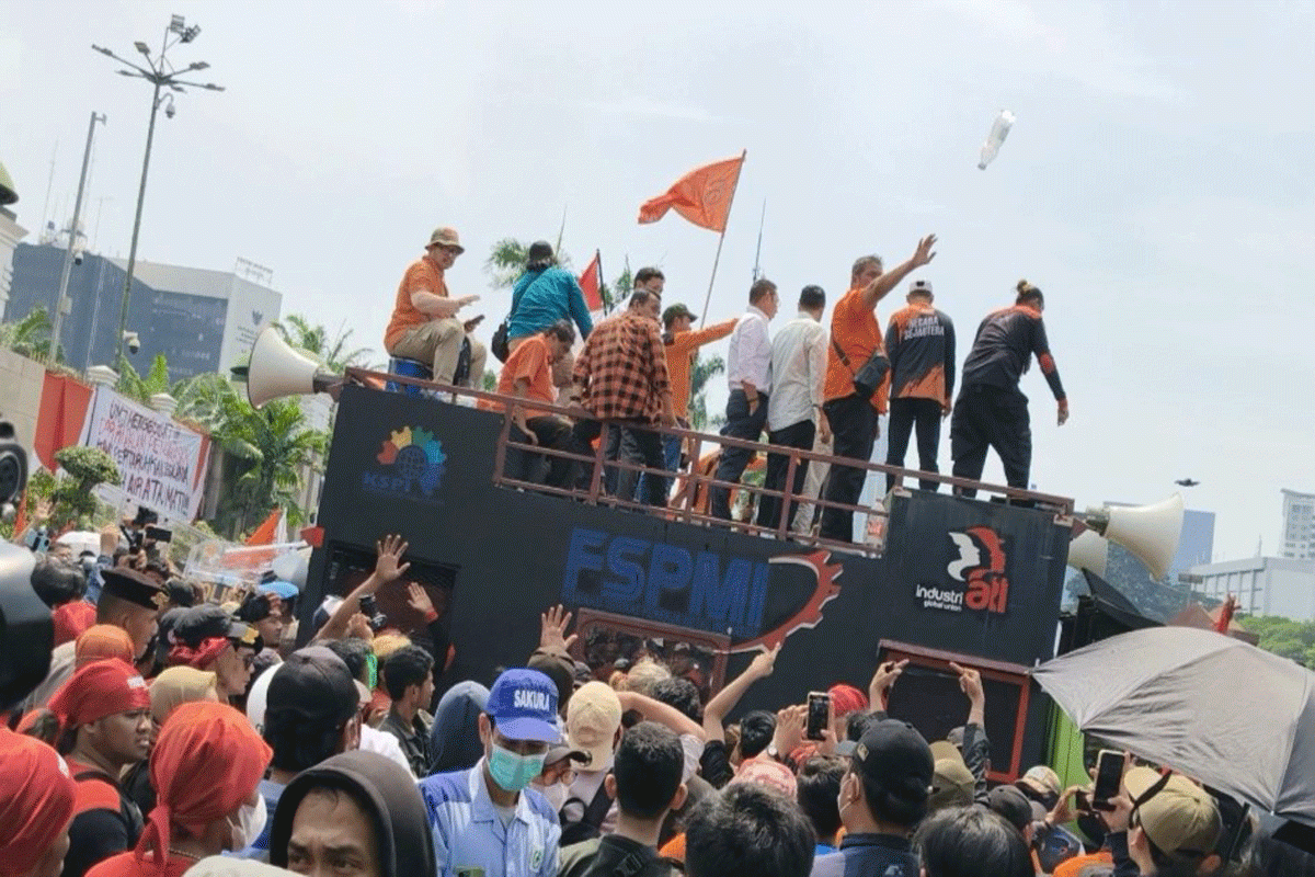 Temui Pendemo di Depan Gedung DPR, Habiburokhman Dilempari Botol dan Disoraki