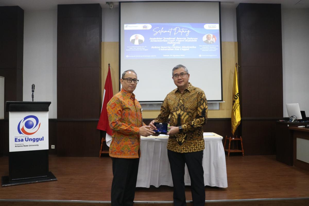Universitas Esa Unggul Gelar Kuliah Umum Bersama Kemenlu RI: 10 Tahun Perjalanan Diplomasi Indonesia