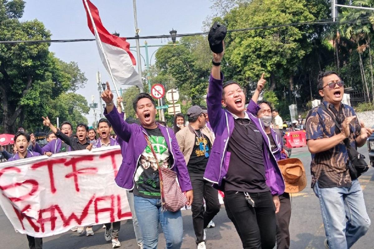 Kawal Putusan MK, Ratusan Mahasiswa Geruduk Kantor KPU RI