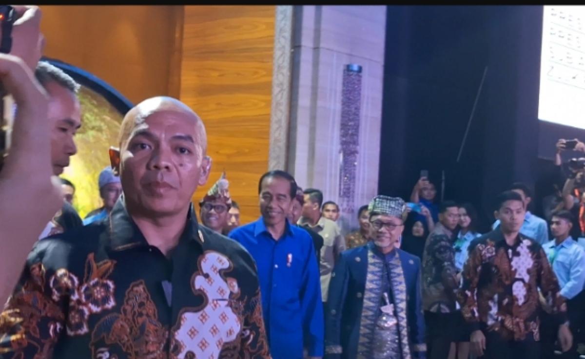 Jokowi Hadiri Kongres PAN Berkemeja Biru: Biar Ketularan Gantengnya Zulhas
