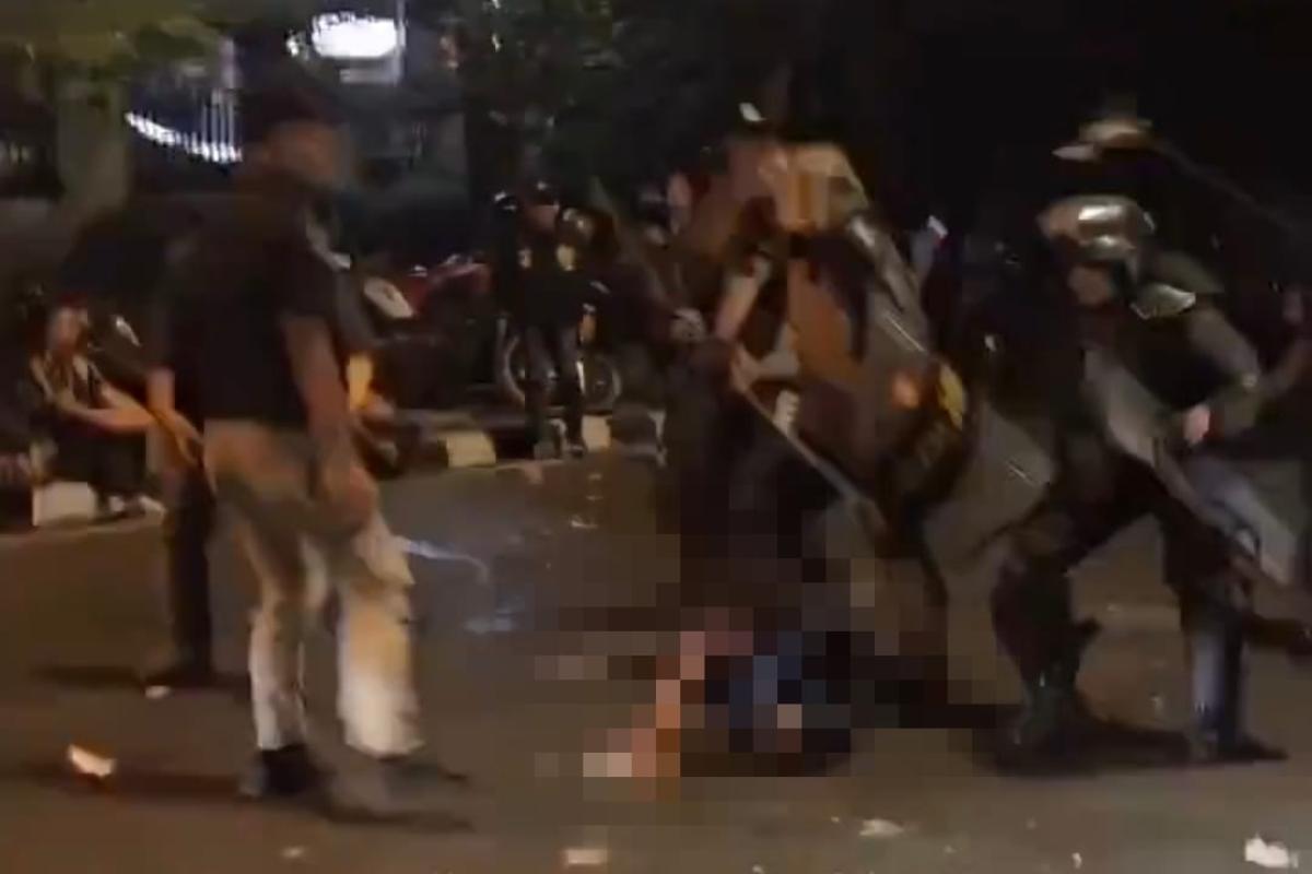 Viral Oknum Polisi Bersikap Brutal Diduga ke Pendemo Penolakan Revisi UU Pilkada