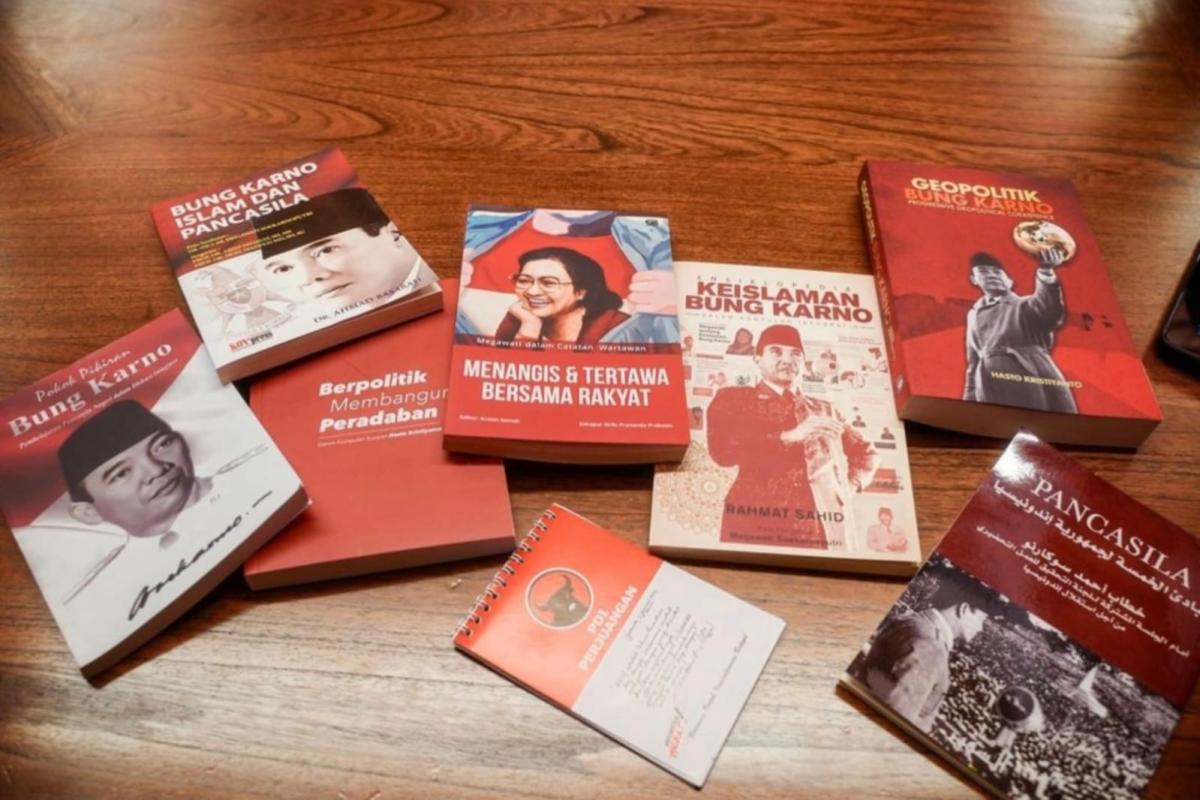 Sambangi Markas PDI Perjuangan Jakarta, Anies Baswedan Dapat Oleh Oleh Buku 141236