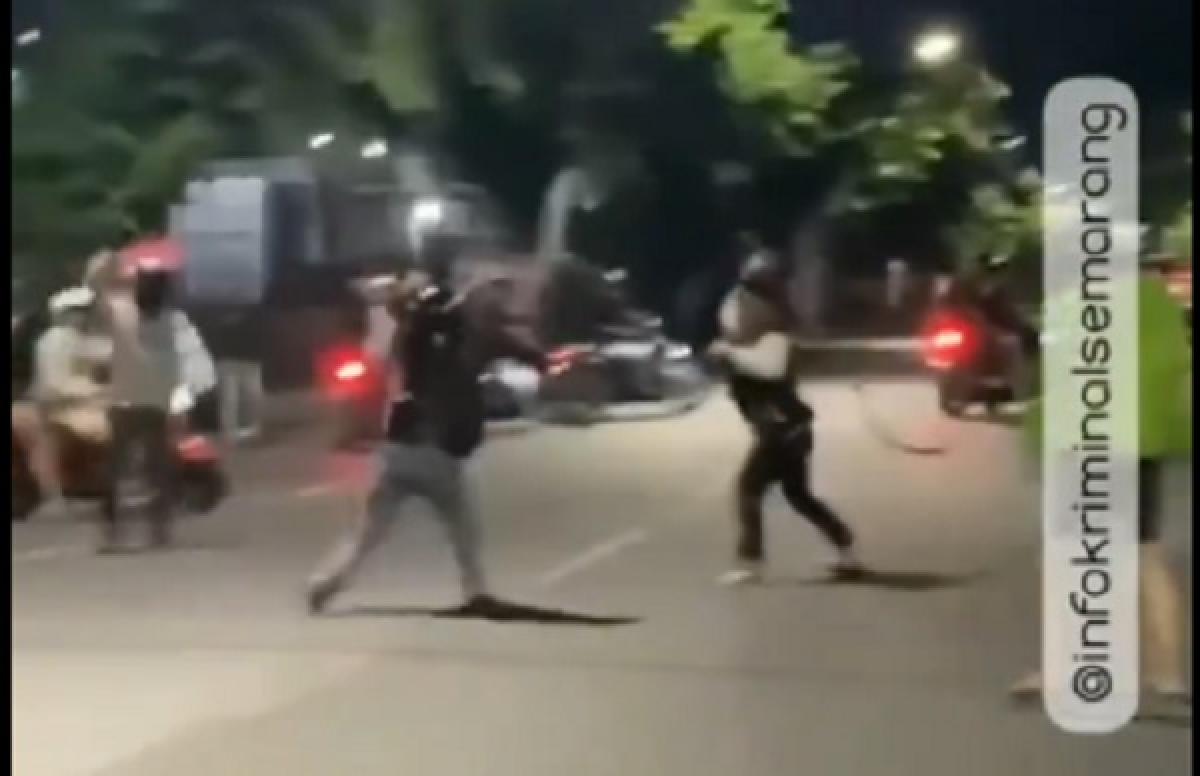 Ngeri! Duel Brutal Kelompok Gangster di Semarang, Saling Bacok Dengan Klewang di Tengah Jalan
