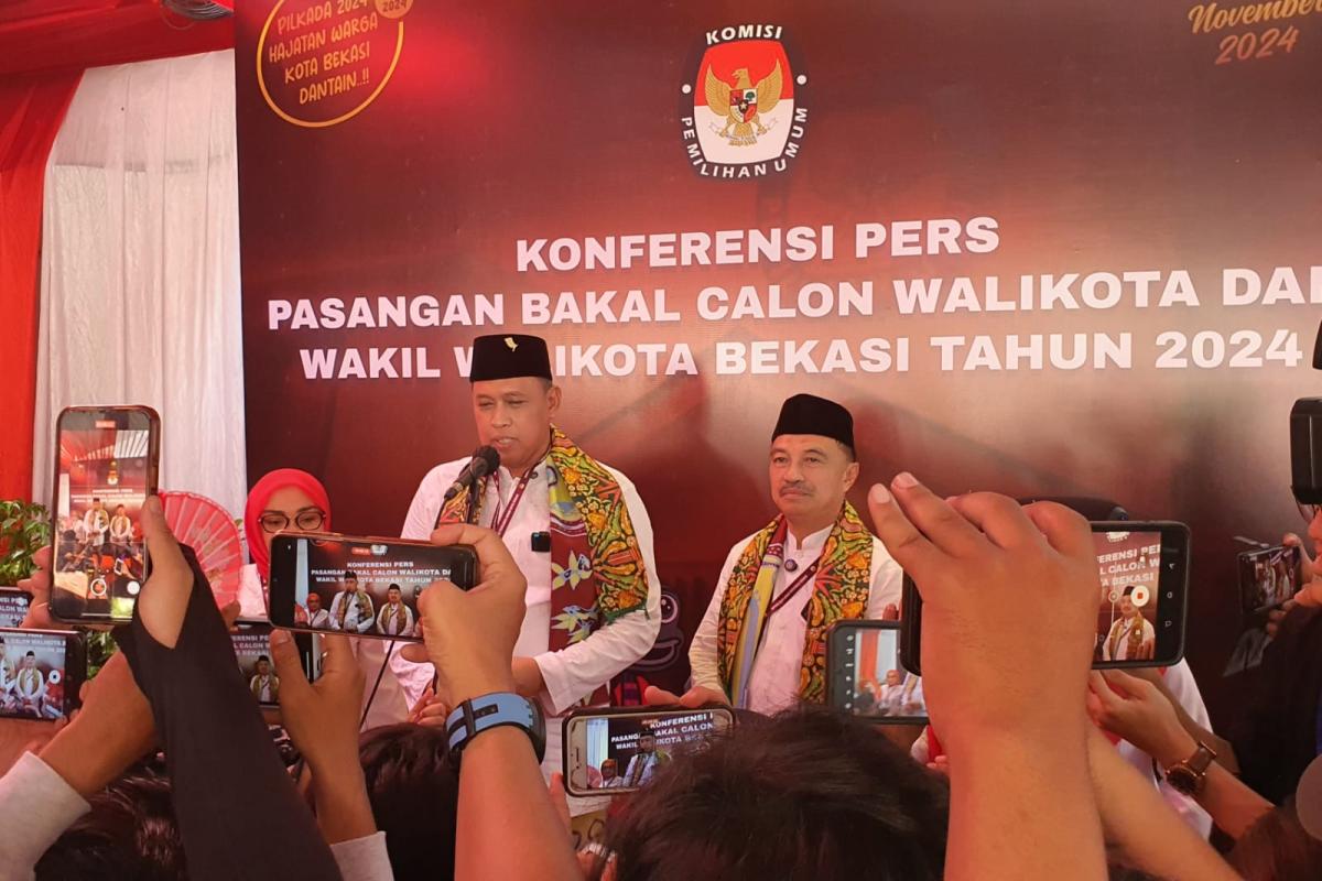 Datang Menggunakan Delman, Tri Adhianto dan Harris Bobihoe Resmi Daftar Pilwalkot Bekasi