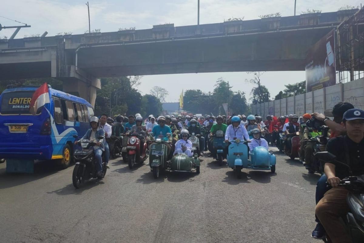 Konvoi Menggunakan Vespa, Heri Koswara dan Sholihin Tiba di KPUD Kota Bekasi
