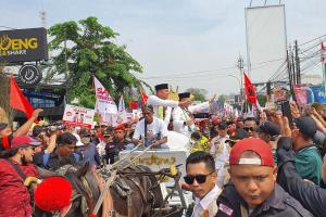 Layaknya Pesta Rakyat, Tri Adhianto dan Harris Bobihoe Tiba di KPUD Kota Bekasi 