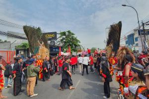 Layaknya Pesta Rakyat, Tri Adhianto dan Harris Bobihoe Tiba di KPUD Kota Bekasi  034419