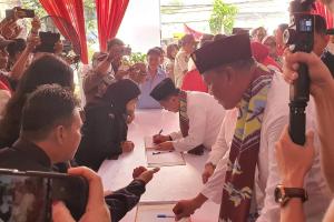 Layaknya Pesta Rakyat, Tri Adhianto dan Harris Bobihoe Tiba di KPUD Kota Bekasi  034432