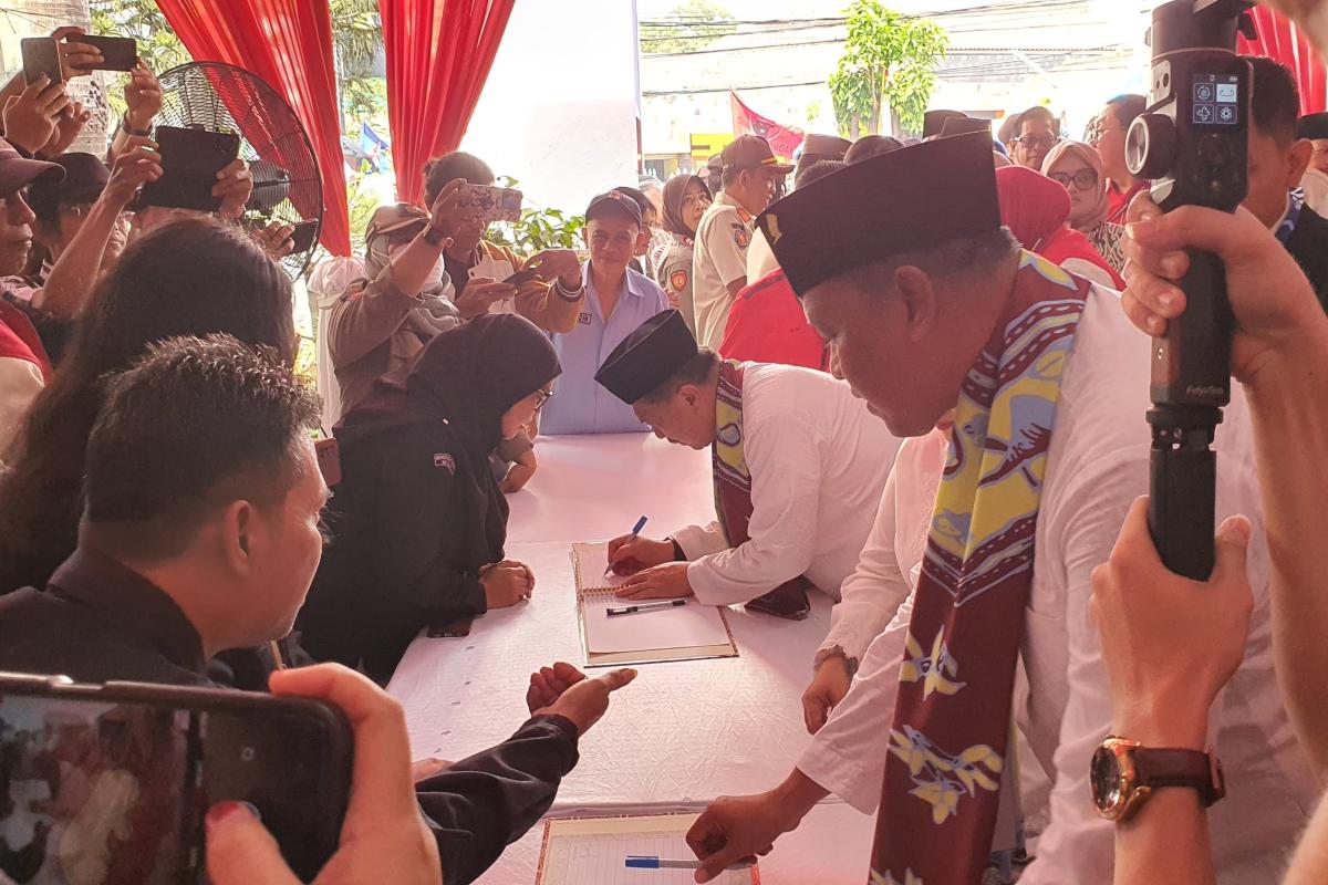 Layaknya Pesta Rakyat, Tri Adhianto dan Harris Bobihoe Tiba di KPUD Kota Bekasi  034432